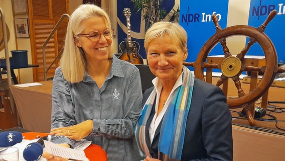 Birgit Langhammer und Bischöfin Kirsten Fehrs vor einem Steuerrad. © NDR Foto: Aniela von Porthan