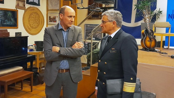Vizeadmiral Frank Lenski im Gespräch mit NDR Moderator Ocke Bandixen © NDR Foto: Aniela von Porthan