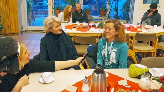 Gaby Bornheim, Präsidentin Verband Deutscher Reeder, und Lena Bodewein, Journalistin, im Duckdalben © NDR Foto: Aniela von Porthan