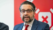 Mustafa Güngör, Vorsitzender der SPD-Fraktion in der Bremischen Bürgerschaft, bei einer Pressekonferenz. © dpa picture alliance Foto: Sina Schuldt