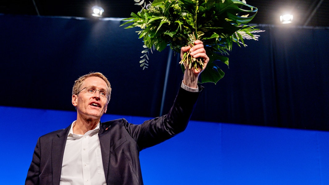 Daniel Günther (CDU), Ministerpräsident von Schleswig-Holstein, winkt nach seiner Wahl zum Landesvorsitzenden bei der Vertreterversammlung der CDU Schleswig-Holstein mit einem Blumenstrauß.