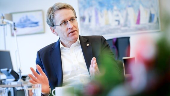 Schleswig-Holsteins Ministerpräsident Daniel Günther (CDU) sitzt in seinem Büro in der Staatskanzlei. © picture alliance/dpa Foto: Christian Charisius