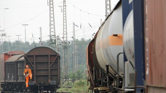 Güterzuge stehen auf einem Rangierbahnhof © dpa Foto: Peter Steffen