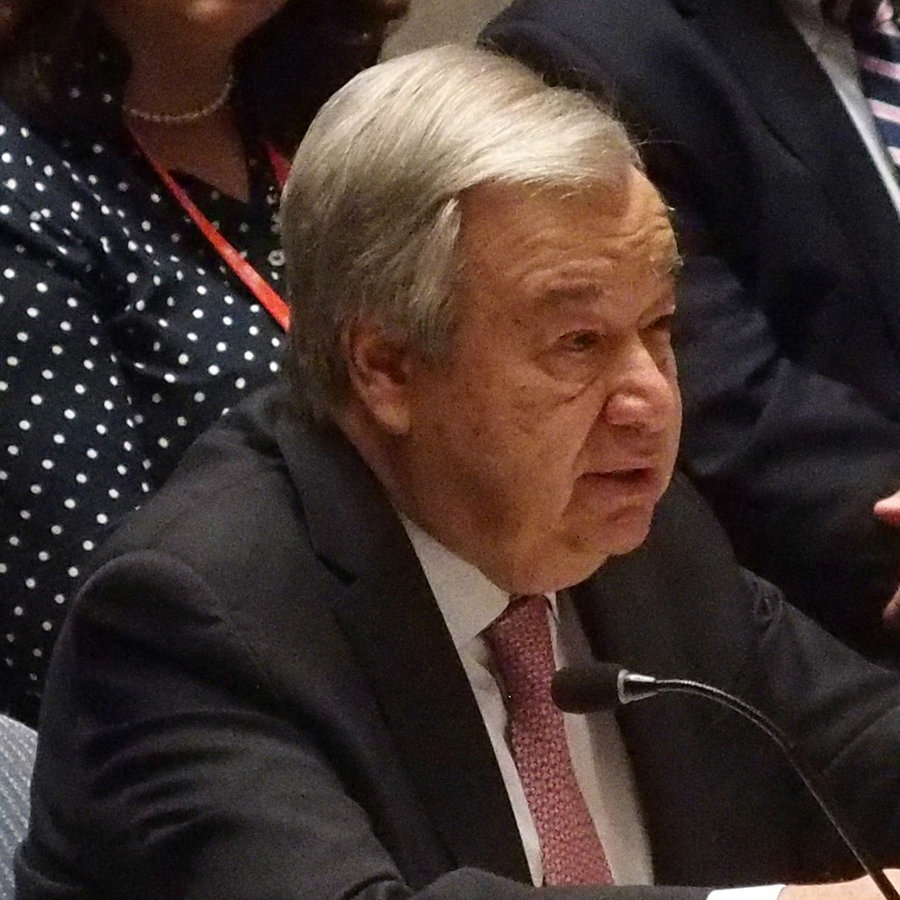 Antonio Guterres (M), Generalsekretär der Vereinten Nationen, spricht vor dem Sicherheitsrat der Vereinten Nationen (UN) während einer Dringlichkeitssitzung im UN-Hauptquartier. ©  Bruce Cotler/ZUMA Press Wire/dpa 