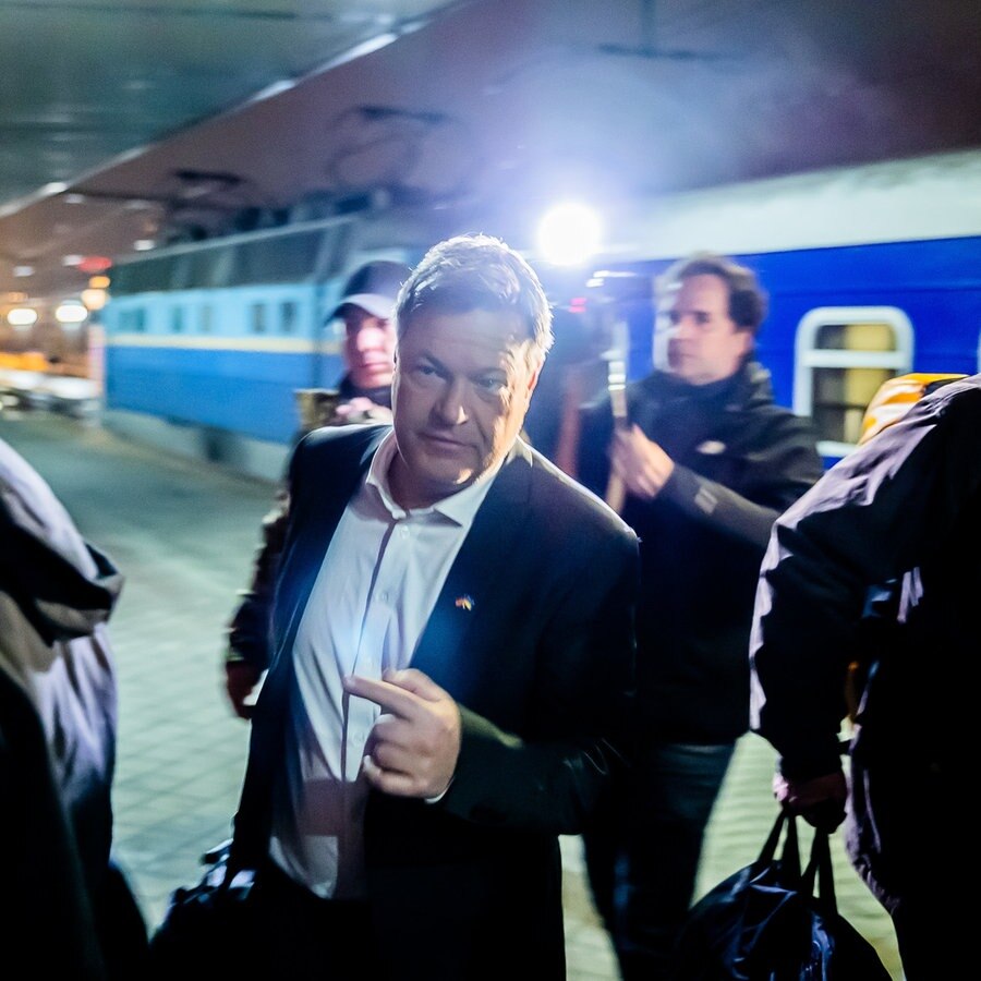 Robert Habeck kommt am Bahnhof von Kiew an. © dpa-Bildfunk Foto: Christoph Soeder