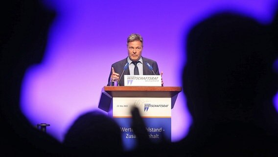 Robert Habeck (Bündnis 90/Die Grünen), Bundesminister für Wirtschaft und Klimaschutz, bei einer Rede auf einem Podium. © dpa bildfunk Foto: Wolfgang Kumm