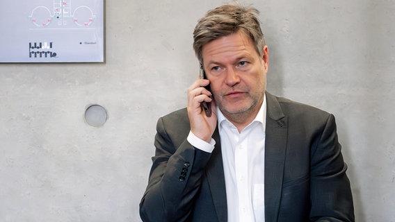 Robert Habeck, Bundeswirtschafts- und Klimaminister (Die Grünen), lehnt an einer Wand und telefoniert. © dpa picture alliance / Flashpic Foto: Jens Krick