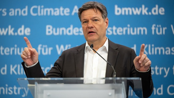 Robert Habeck (Bündnis 90/Die Grünen), Bundesminister für Wirtschaft und Klimaschutz, spricht bei einer Pressekonferenz. © dpa bildfunk Foto: Monika Skolimowska