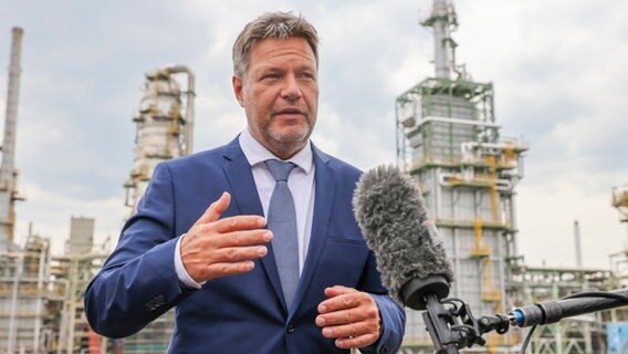 Robert Habeck beantwortet bei einem Besuch der Total Raffinerie Leuna Reporter-Fragen. © dpa Foto: Jan Woitas