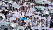 Muslimische Pilger treffen während der jährlichen Hadsch-Pilgerfahrt im Zeltlager Mina in der Nähe der heiligen Stadt Mekka in Saudi-Arabien ein. © AP/dpa Foto: Rafiq Maqbool