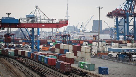 Hafenkräne und Container im Hamburger Hafen © dpa-Bildfunk Foto: Christian Carisius