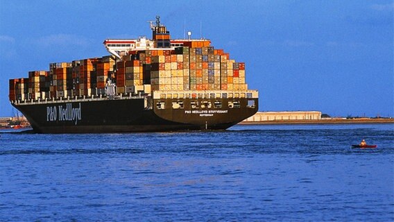 Containerschiff © picture-alliance / HB-Verlag Foto: Mike Schröder
