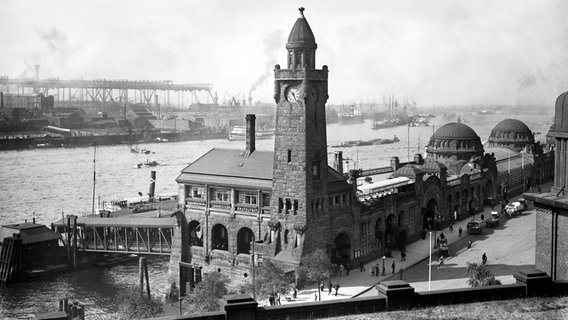 Der Hamburger Hafen mit den Landungsbrücken im Jahr 1929. © NDR Archiv 