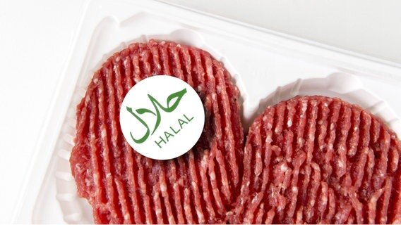 Eine Plastikverpackung mit Frikadellen aus Hackfleisch mit einem Aufkleber versehen auf dem Halal steht. © imago/Belga Foto: Jonas Hamers