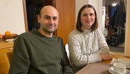 Die beiden geflüchteten Ukrainer Roman und Maria Haliuk in ihrem neuen Zuhause in Hamburg. © NDR / Anna Marohn Foto: Anna Marohn