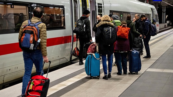 Passagiere beim Einsteigen vor der Tür eines ICE der Deutschen Bahn. © dpa bildfunk Foto: Fabian Sommer