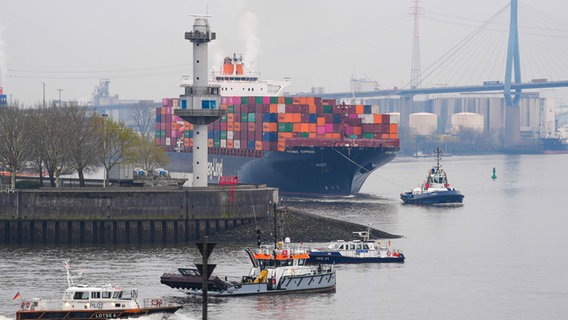 Das Hapag-Lloyd Containerschiff "Potomac Express" verlässt den Hamburger Hafen. © dpa Foto: Marcus Brandt