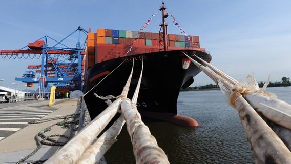 Das neue Schiff der Reederei Hapag Lloyd "Hamburg Express" © dpa-Bildfunk Foto: Angelika Warmuth