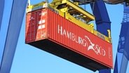 Ein Container mit der Aufschrift Hamburg-Süd (zu Maersk gehörend) wird verladen. © picture alliance / CHROMORANGE Foto: Udo Herrmann