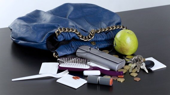 Handtasche mit ausgekipptem Inhalt © fotolia Foto: drubig-photo