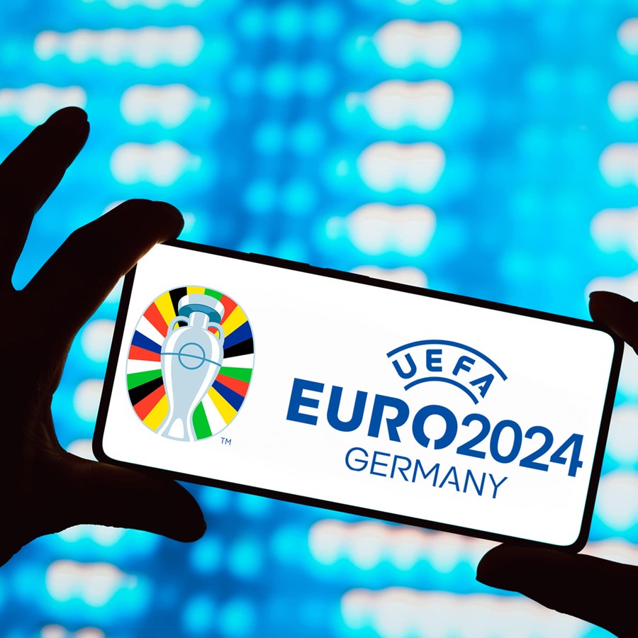 Ein Mann hält ein Smartphone in der Hand, auf dem das Logo der UEFA European Football Championship zu sehen ist © picture alliance / Sipa USA Foto: SOPA Images