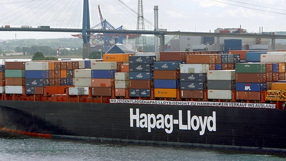 Das Containerschiff "Shanghai Express" im Hamburger Hafen © dpa Foto: Marcus Brandt