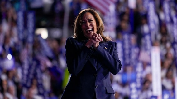 Die demokratische US-Präsidentschaftskandidatin und Vizepräsidentin Kamala Harris während der Democratic National Convention. © Jacquelyn Martin/AP 