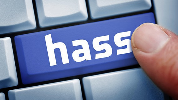 Jemand drückt auf eine Taste mit der Aufschrift "Hass" auf einer Computertastatur. © imago Foto: Christian Ohde