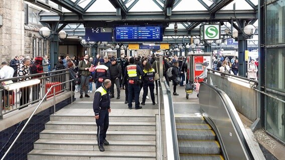 Einsatzkräfte sperren am Hamburger Hauptbahnhof den Zugang zu S-Bahn-Gleisen ab. © NDR Foto: Sören Harms