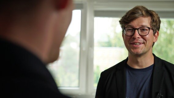 Psychotherapeut Daniel Bergmann aus Hamburg-Altona während eines NDR Info Interviews. © NDR Foto: Joshua Zonnekein