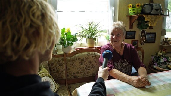 Eine Frau während eines NDR Info Interviews. © NDR Foto: Joshua Zonnekein