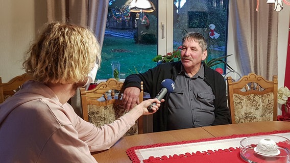 Reporter Klaas-Wilhelm Brandenburg während eines NDR Info Interviews mit dem Landwirt Peter-Wilhelm Timme. © NDR Foto: Klaas-Wilhelm Brandenburg