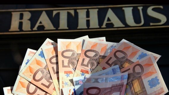 50-Euro-Scheine sind vor einem Schriftzug "Rathaus" zu sehen © picture alliance / ZB Foto: Jens Büttner