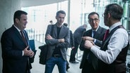 Cem Özdemir (2.v.r, Bündnis 90/Die Grünen), Bundesminister für Ernährung und Landwirtschaft, und Hubertus Heil (l, SPD), Bundesminister für Arbeit und Soziales, stehen vor dem Sitzungssaal bei der Bereinigungssitzung des Haushaltsausschuss des Bundestags. © Kay Nietfeld/dpa 