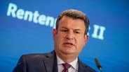 Bundesarbeitsminister Hubertus Heil (SPD) spricht bei einer Pressekonferenz zum Kabinettsbeschluss des geplanten Rentenpakets II. © dpa Foto: Michael Kappeler