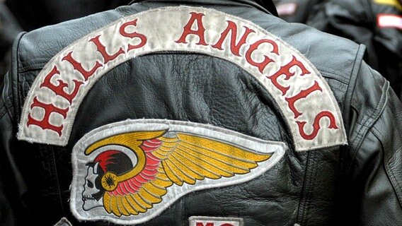 Die Rückseite einer Lederjacke mit der Aufschrift "Hells Angels". © dpa - Bildfunk Foto: Ronald Wittek