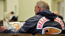 Ein Mitglied der Rockergruppe "Hells Angels" liest eine "Bild"-Zeitung. © dpa - Bildfunk Foto: Harald Tittelpool