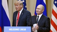 Donald Trump (l.), Präsident der USA, und Wladimir Putin, Präsident von Russland, stehen bei ihrer gemeinsamen Pressekonferenz nebeneinander. © dpa picture alliance Foto: Jussi Nukari