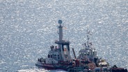 Ein Schiff mit humanitärer Hilfe für den Gazastreifen verlässt den Hafen von Larnaka. © picture alliance/dpa/XinHua Foto: eorge Christophorou