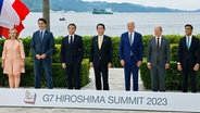Die Teilnehmer des G7-Gipfels in Hiroshima stehen für ein Gruppenbild nebeneinander. © dpa-Bildfunk/Reuters Pool via AP Foto: Jonathan Ernst