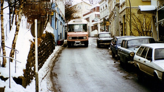 Ein Kleinbus bei Schnee und Eis in Blankenese 1981. © Lutz Achilles Foto: Lutz Achilles
