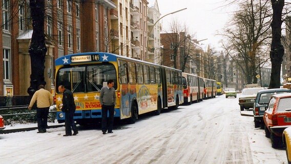 Mehrere Busfahrer warten mit ihren Bussen auf den Streudienst © Lutz Achilles Foto: Lutz Achilles