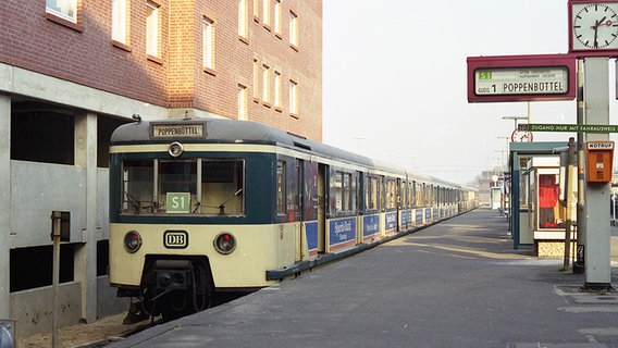 Eine S-Bahn steht in Wedel am Gleis (1984). © Stefan Metze Foto: Stefan Metze