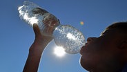 Ein Junge trinkt Wasser aus einer Plastikflasche bei großer Hitze im Sommer. © picture alliance / SvenSimon | Frank Hoermann/SVEN SIMON Foto: Frank Hoermann/SVEN SIMON
