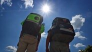Zwei Kinder laufen mit ihren Schulranzen im Sonnenschein. © dpa Foto: Karl-Josef Hildenbrand