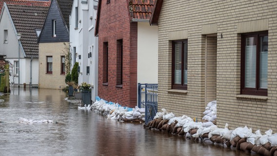 Eine überschwemmte Straße in der niedersächsischen Altstadt von Verden. Einzelne Häuser sind durch Sandsäcke geschützt © dpa-Bildfunk Foto: dpa-Bildfunk