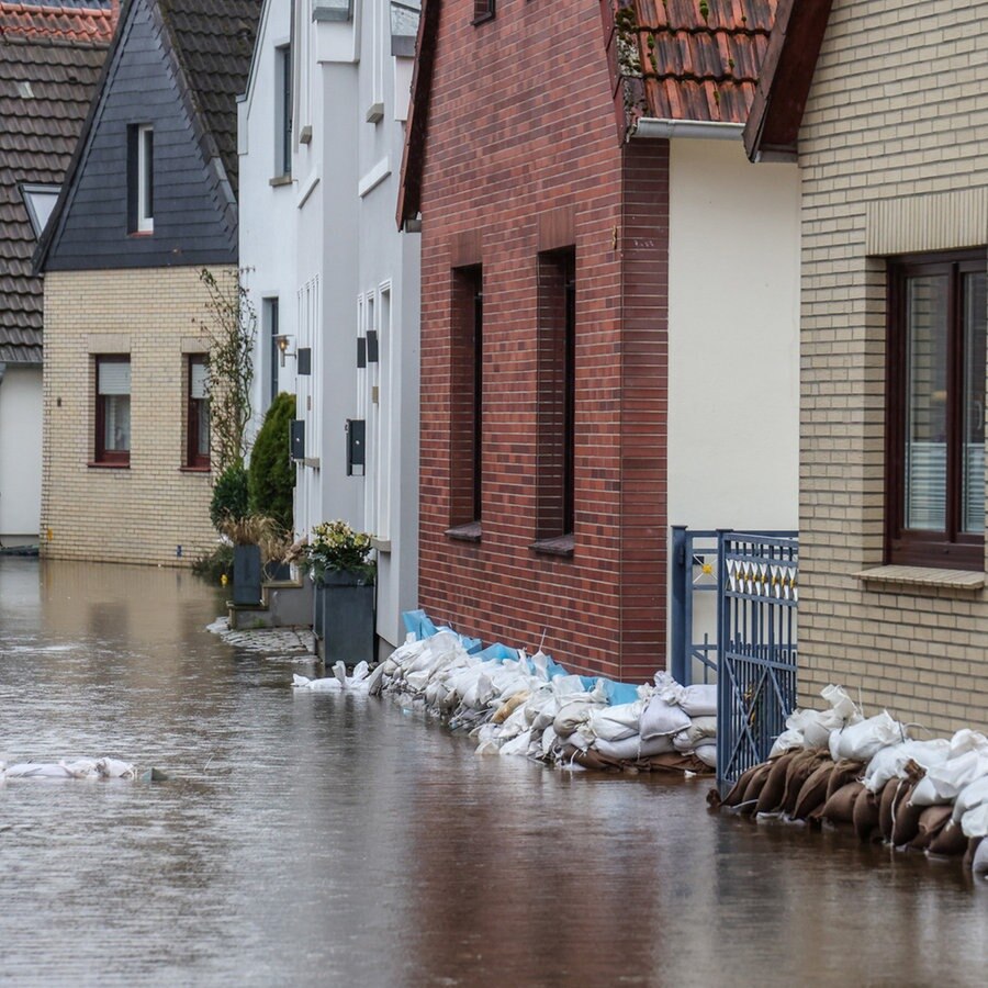 Eine überschwemmte Straße in der niedersächsischen Altstadt von Verden. Einzelne Häuser sind durch Sandsäcke geschützt © dpa-Bildfunk Foto: dpa-Bildfunk