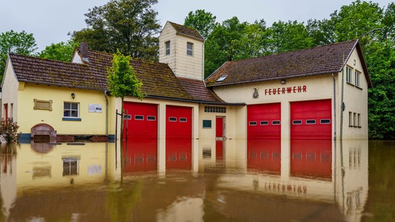 Saarland, Blieskastel: Das Feuerwehrhaus im Ortsteil Breitfurt steht unter Wasser. © Andreas Arnold/dpa Foto: Andreas Arnold
