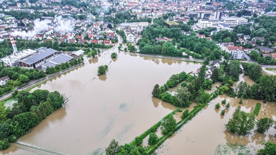 Eine Luftbildaufnahme zeigt die über die Ufer getretene Ilm in Pfaffenhofen in Bayern. © Jason Tschepljakow/dpa Foto: Jason Tschepljakow/dpa