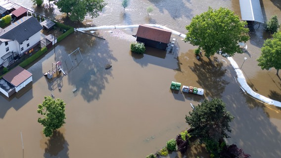 Teile von Reichertshofen in Bayern sind vom Wasser überflutet. (Luftaufnahme mit einer Drohne) © Sven Hoppe/dpa 